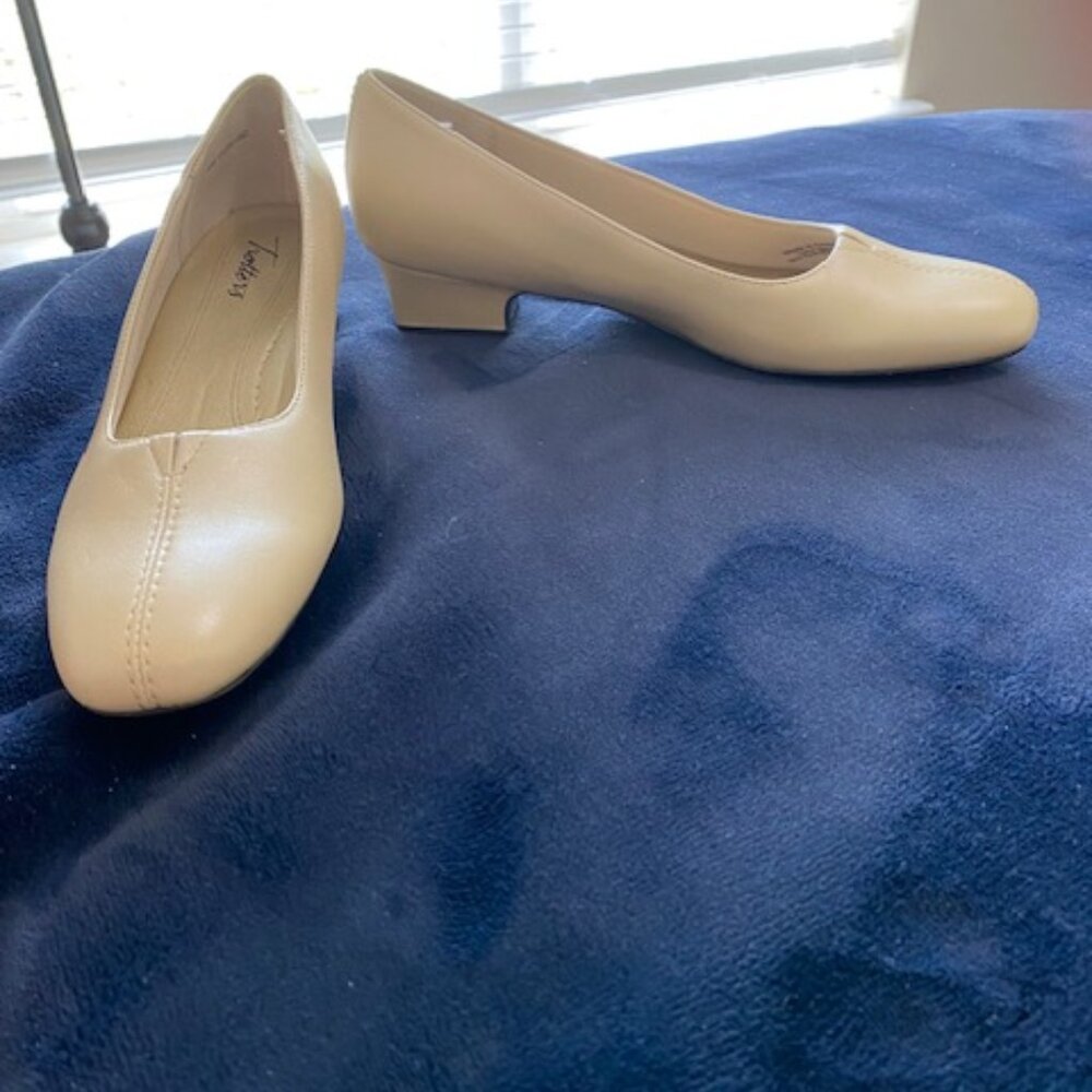 Womens Trotters Doris White Pearl SZ 8 Narrow.